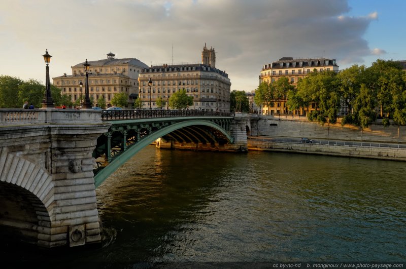 Le pont Notre Dame
Photographié depuis l'Ile de la Cité
Paris, France
Mots-clés: paris les_ponts_de_paris la_seine