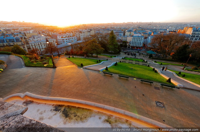 Le soleil se lève sur le Square Louise Michel
Montmartre, Paris, France
Mots-clés: paris montmartre grand-angle lever_de_soleil jardin_public_paris monument escalier