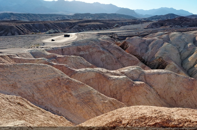 La voiture garée sur le parking de Zabriskie Point permet de se faire une idée de l'échelle de ces formations géologiques
Death Valley National Park, Californie, USA
Mots-clés: californie usa etats-unis desert vallee_de_la_mort Zabriskie_Point