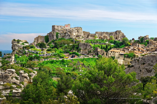 Vue sur le village perché des Baux-de-Provence et son château
Bouches-du-Rhône, France
Mots-clés: categ_ete provence chateau rempart