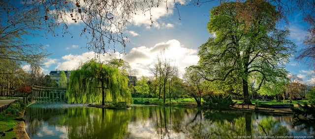 Le parc Monceau, vue panoramique du lac et de la colonnade
[Un jour de printemps au Parc Monceau]
Paris, France
Mots-clés: arbre_remarquable printemps regle_des_tiers saule_pleureur paris jardin_public_paris photo_panoramique les_plus_belles_images_de_ville reflets plus_belles_images_de_printemps