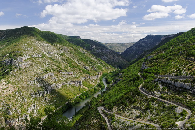 Le Tarn - [La Malene] -1
[Gorges du Tarn]
Mots-clés: canyon detroit montagne cevennes lozere meyrueis languedoc-roussillon categ_ete massif-central gorges_du_tarn riviere route