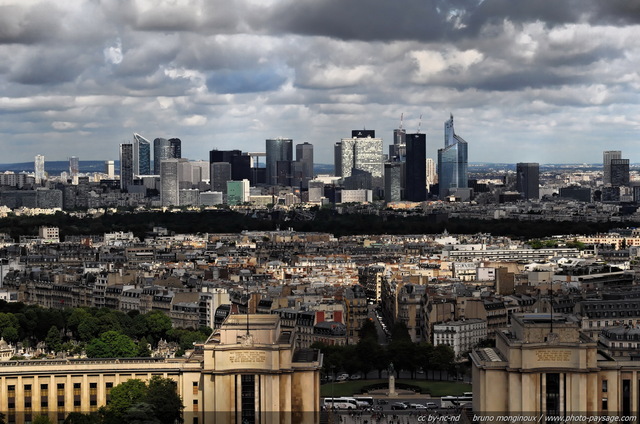 Le centre d'affaires de la Défense vu depuis le 1er étage de la Tour Eiffel
Paris, France
Mots-clés: paris tour_eiffel paysage_urbain la_defense tour gratte-ciel