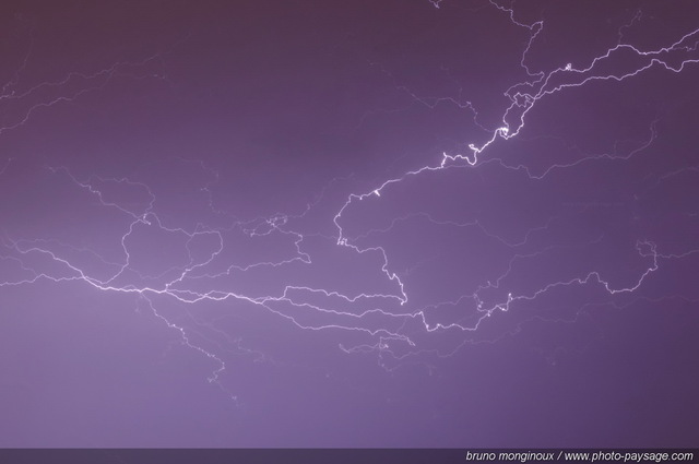 Les éclairs illuminant le ciel par une nuit d'orage
Un éclair entre deux nuages dans le ciel nocturne.
Mots-clés: eclair nuit nuage orage pluie foudre