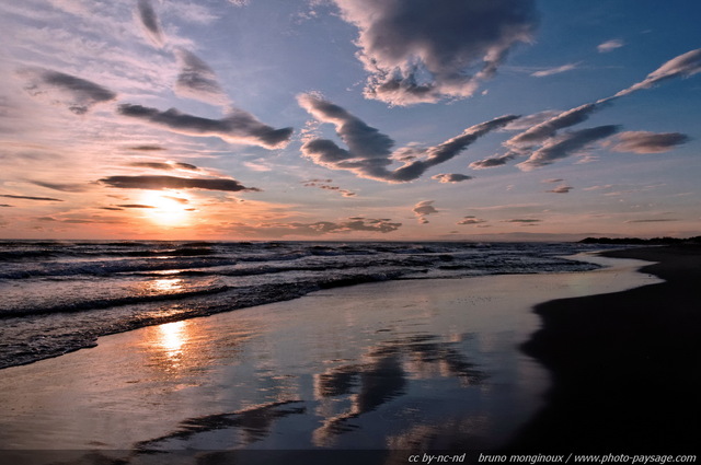 Le coucher de soleil se reflète sur la plage de l'Espiguette
Massif dunaire de l'Espiguette
Le Grau du Roi / Port Camargue (Gard). 
Mots-clés: coucher_de_soleil nature reflets sable plage mer mediterranee espiguette gard languedoc_roussillon languedoc-roussillon littoral nature