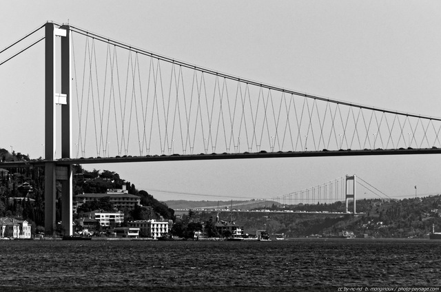 Le Pont du Bosphore
Istanbul, Turquie
Mots-clés: Turquie asie detroit bosphore mer categ_pont noir_et_blanc istanbul_rive_asiatique