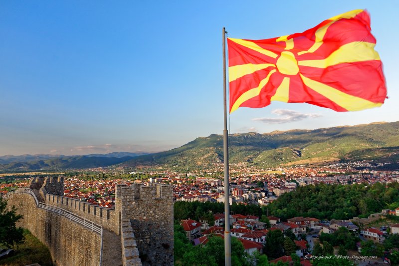 Le drapeau de la Macédoine en haut des remparts d'Ohrid
Forteresse de Samuel, Ohrid, Macédoine
Mots-clés: macedoine drapeau rempart