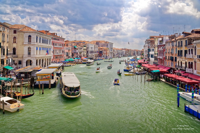 Le grand canal de Venise photographié depuis le Pont del Rialto
[Voyage à  Venise, Italie]
Mots-clés: venise italie bateau unesco_patrimoine_mondial canal cite_des_doges