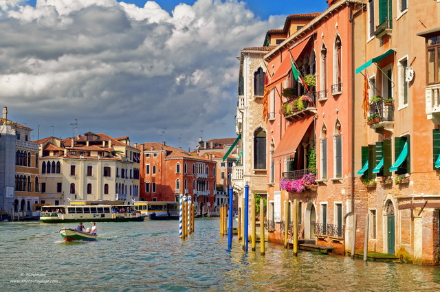 Promenade en  bateau le long du grand canal de Venise
[Voyage à  Venise, Italie]
Mots-clés: venise italie bateau unesco_patrimoine_mondial canal cite_des_doges