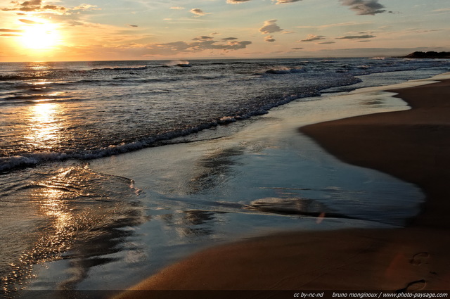 Le soleil couchant se reflète sur le sable humide de la plage
Massif dunaire de l'Espiguette
Le Grau du Roi / Port Camargue (Gard). 
Mots-clés: les_plus_belles_images_de_nature camargue gard mediterranee littoral mer coucher_de_soleil reflets plage sable languedoc_roussillon