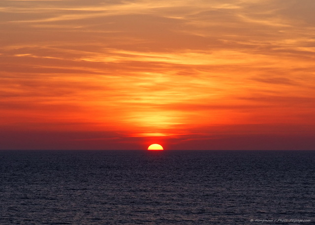 Le soleil se couche sur l'Océan Atlantique
Moliets-et-Maà¢, Côte landaise

Mots-clés: coucher_de_soleil landes
