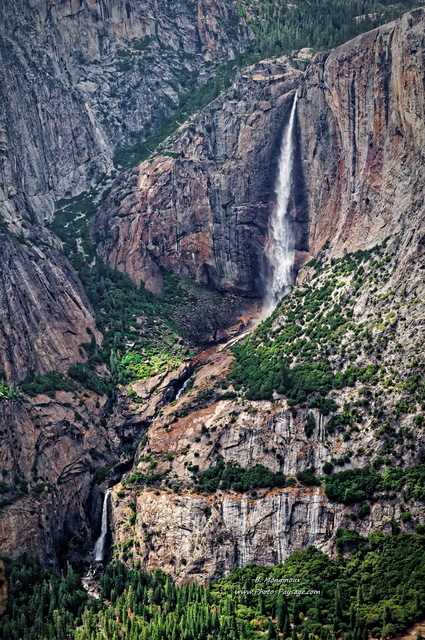 Les cascades de Yosemite falls
Photographiées depuis Glacier Point.

La hauteur de cette série de 3 cascades, 740m, la classe comme la 20Â° la plus haute du monde.

Parc National de Yosemite, Californie, USA
Mots-clés: californie yosemite usa cascade categ_ete montagne_usa cadrage_vertical