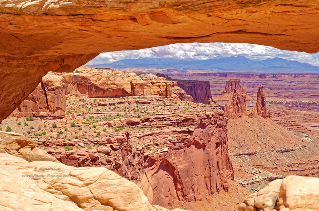 Les paysages de Canyonlands vus depuis la Mesa Arch
Cette arche naturelle située au bord d'une falaise donne sur un des paysages les plus connus de Canyonlands. 

Island in the sky, Canyonlands National Park, Utah, USA
Mots-clés: canyonlands utah usa desert categ_ete arche_naturelle