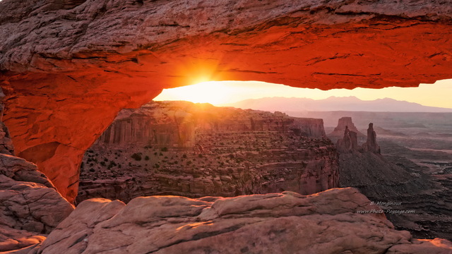 Les rayons du lever du soleil embrasent la voûte de la Mesa Arch
Un des plus beaux levers de soleils du grand ouest américain !

Mesa Arch, Island in the sky / Canyonlands National Park, Utah, USA
Mots-clés: USA etats-unis lever_de_soleil arche_naturelle categ_ete montagne_usa les_plus_belles_images_de_nature desert