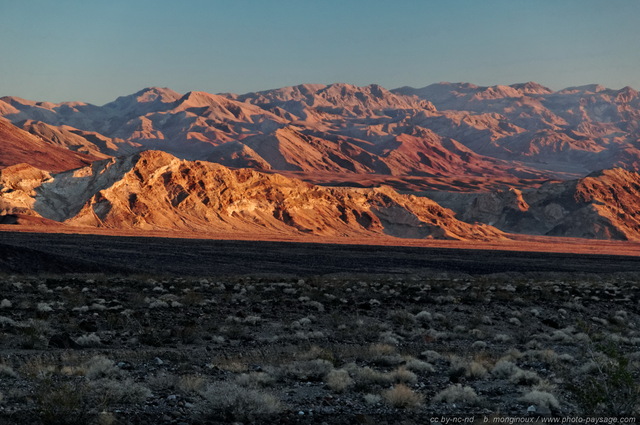 Les rayons du soleil comment à  réchauffer les sommets de la Vallée de la Mort
Death Valley National Park, Californie, USA
Mots-clés: californie usa etats-unis desert vallee_de_la_mort montagne_usa