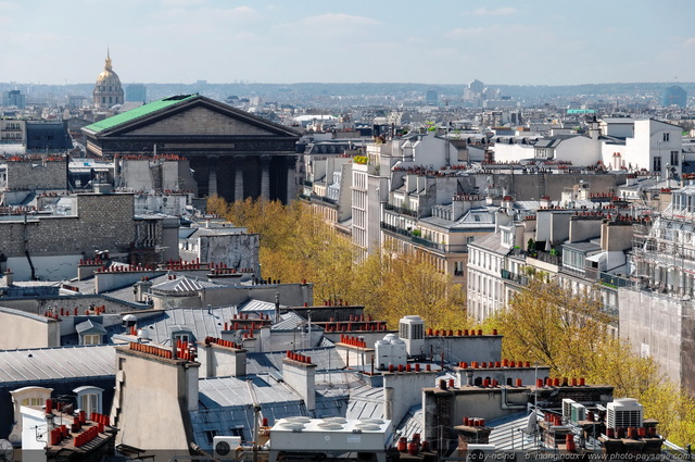 Les toits de Paris et l'église de la Madeleine
Au premier plan, les arbres plantés le long de la rue Tronchet, dont le sommet affleure les toits des immeubles. En arrière plan, la coupole dorée des invalides, ainsi que l'obélisque de la Concorde (dont on ne voit que la pointe).

Paris, France
Mots-clés: paris monument eglise