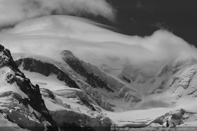 Les sommets du Mont-Blanc recouverts de nuages
Massif du Mont-Blanc, Haute-Savoie (France)
Mots-clés: montagne alpes nature haute_savoie nuage neige glacier noir-et-blanc noir_et_blanc chamonix categ_ete