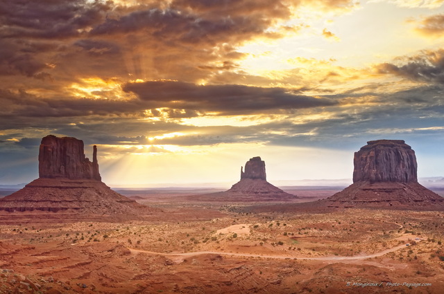 Lever de soleil à  Monument Valley
Monument Valley (Navajo Tribal Park, Utah & Arizona), USA
Mots-clés: usa nature monument-valley arizona navajo lever_de_soleil desert montagne_usa