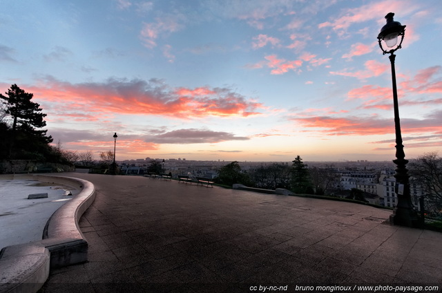 Lueurs de l'aube depuis Montmartre
Montmartre, Paris, France
Mots-clés: paris montmartre grand-angle ciel_aube jardin_public_paris lampadaires