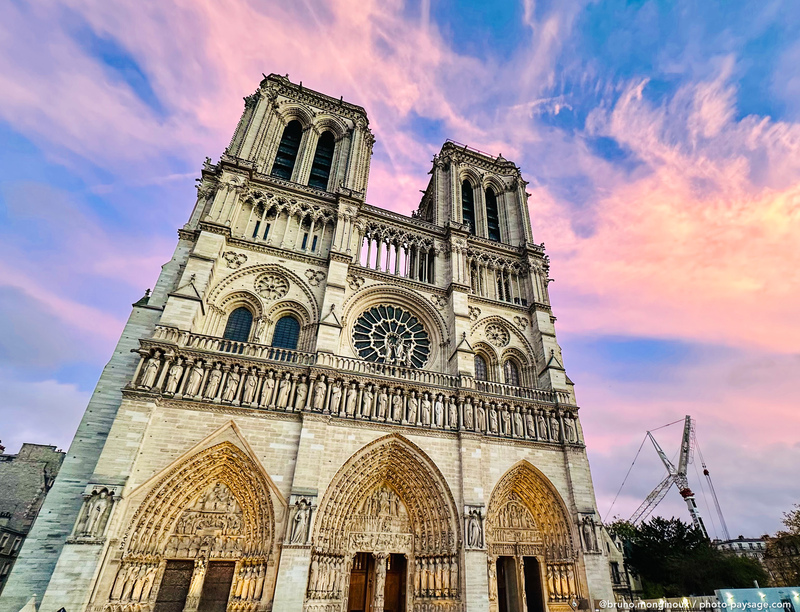 Notre Dame de Paris - magnifique ciel teinté de rose après le coucher de soleil au dessus des tours
Cathédrale Notre Dame de Paris

Mots-clés: Crepuscule les_plus_belles_images_de_ville