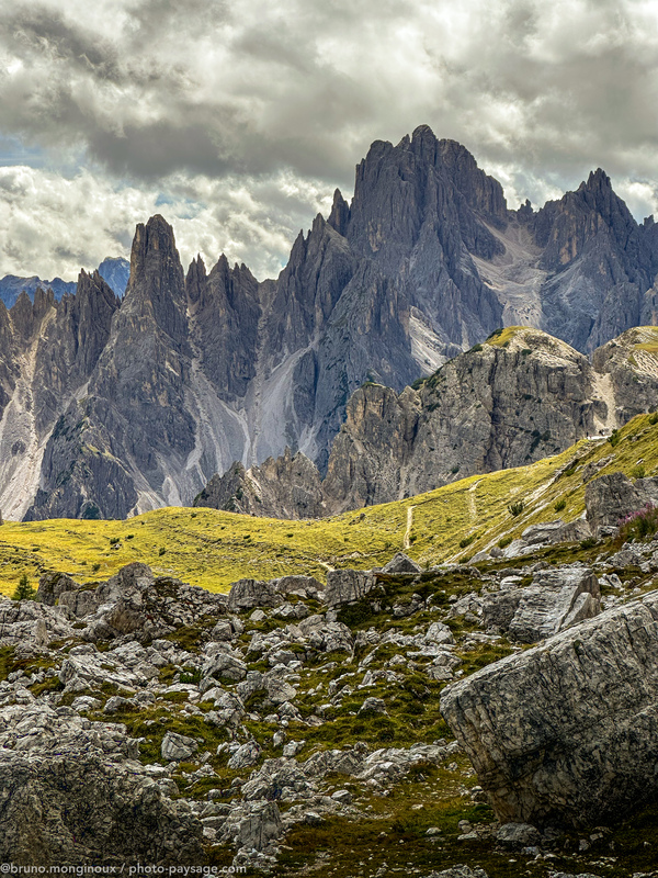 Magnifique paysage dans les Dolomites 
 Vu depuis le versant sud des trois cimes de Lavaredo, Dolomites, Italie
Mots-clés: Dolomites italie_autre cadrage_vertical categ_ete