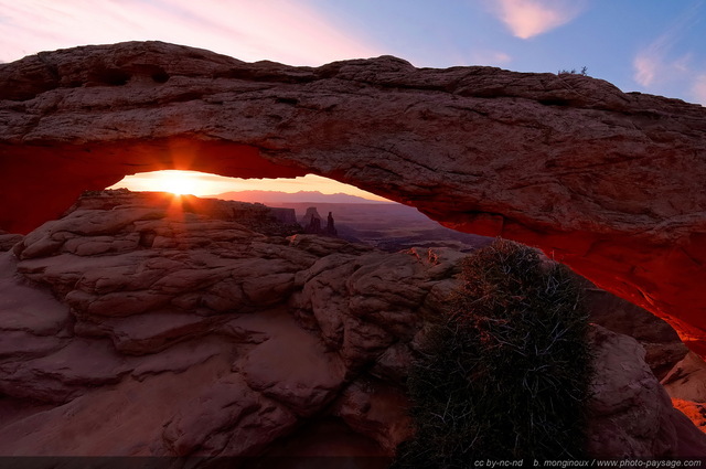 Mesa Arch
Le lever du soleil est probablement le meilleur moment pour admirer et photographier la Mesa Arch. L'astre du jour éclaire d'une belle lumière rouge-orangée la voûte de cette arche naturelle, située en équilibre au bord d'une falaise vertigineuse...

Island in the sky, Canyonlands National Park, Utah, USA
Mots-clés: USA etats-unis regle_des_tiers lever_de_soleil arche_naturelle categ_ete montagne_usa les_plus_belles_images_de_nature desert