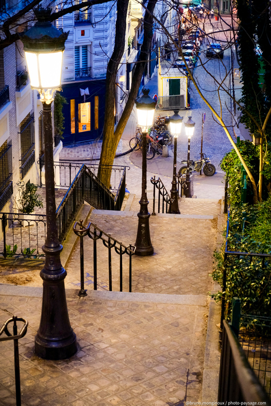 Escaliers sur la butte Montmartre 
Paris
Mots-clés: Cadrage_vertical lampadaire paris_by_night