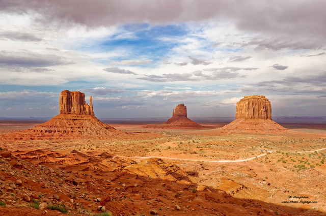 Monument Valley
De gauche à droite : 
West Mitten Butte, East Mitten Butte et Merrick Butte

Monument Valley (Navajo Tribal Park, Utah & Arizona), USA
Mots-clés: arizona usa navajo desert montagne_usa les_plus_belles_images_de_nature montagne_usa