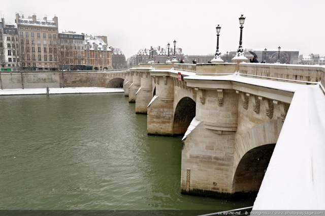 Neige sur Paris et le Pont Neuf
[Paris sous la neige]
Mots-clés: neige paris les_ponts_de_paris la_seine hiver