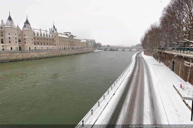 Neige sur la voie Georges Pompidou
Sur la gauche : la Conciergerie
[Paris sous la neige]
Mots-clés: neige paris route la_seine hiver