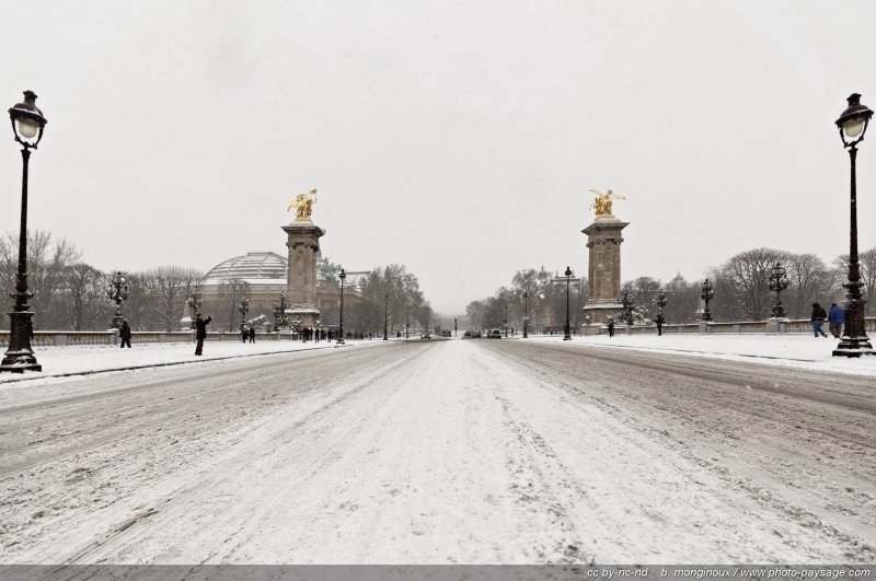 Neige sur le Pont Alexandre III
En arrière plan sur la gauche, la verrière du Grand Palais
[Paris sous la neige]
Mots-clés: neige paris invalides hiver route