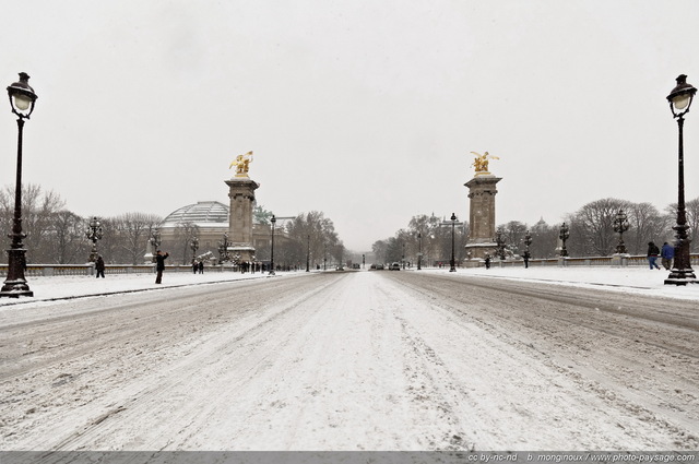 Neige sur le Pont Alexandre III
En arrière plan sur la gauche, la verrière du Grand Palais
[Paris sous la neige]
Mots-clés: neige paris invalides hiver route