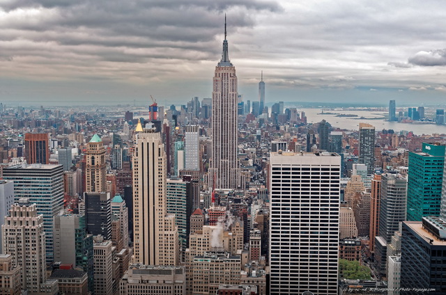 Empire State Building vu depuis le Top of the Rock
Au loin le sud de Manhattan, la nouvelle tour One World Trade Center (ou 1WTC), et la baie de New-York sur laquelle on distingue la Statue de la Liberté. 
Midtown Manhattan (centre de Manhattan)
New York, USA
Mots-clés: new-york usa manhattan les_plus_belles_images_de_ville