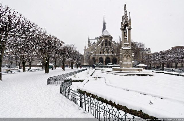 Notre Dame de Paris et le square Jean XXIII recouverts de neige
[Paris sous la neige]
Mots-clés: neige paris categ_ile_de_la_cite hiver jardin_public_paris