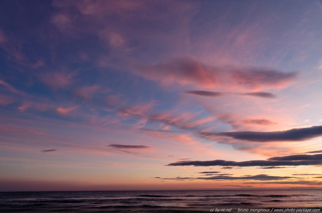 Nuages d'altitude au crépuscule teintés de rose et de mauve
Un ciel crépusculaire photographié depuis la plage de l'Espiguette (Camargue, Gard).
Mots-clés: camargue gard mediterranee littoral mer crepuscule ciel nuage languedoc_roussillon texture