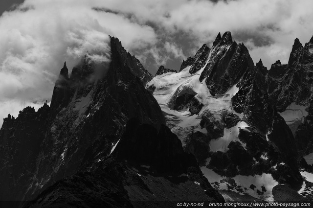 Nuages sur les crêtes et glaciers
Massif du Mont-Blanc, Haute-Savoie (France)
Mots-clés: montagne alpes nature haute_savoie chamonix nuage neige glacier noir-et-blanc noir_et_blanc categ_ete