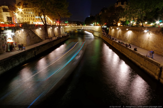 Paris nocturne photographié depuis le Pont au Double
Sur la gauche : le quai de Montebello, 
Sur la droite : la promenade Maurice Carême (àŽle-de-la-Cité)
en arrière plan : le Petit Pont.
Paris, France
Mots-clés: paris paris_by_night les_ponts_de_paris la_seine trainees_lumineuses les_plus_belles_images_de_ville