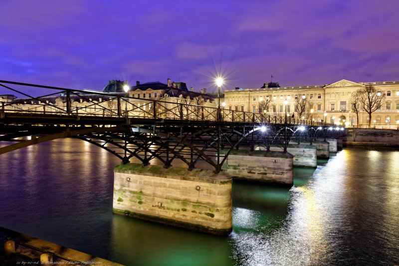 Paris la nuit :  la Seine et le Pont des Arts
En arrière plan : le palais du Louvre
Mots-clés: les_ponts_de_paris la_seine lampadaires pont-des-arts les_plus_belles_images_de_ville
