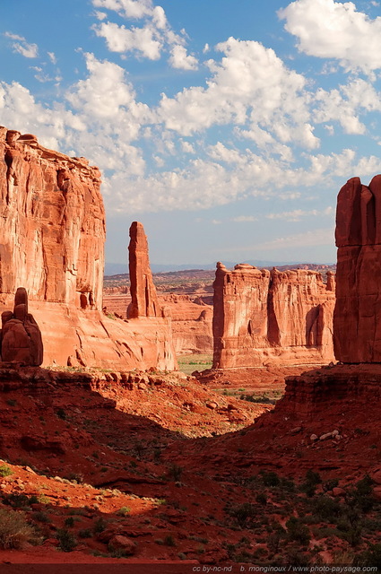 Park Avenue  : un piton rocheux
Arches National Park, Utah, USA
Mots-clés: USA etats-unis utah categ_ete desert falaise montagne_usa cadrage_vertical