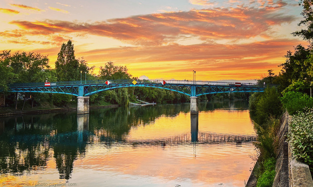 Passerelle de Bry après le coucher du soleil
Entre le Perreux-sur-Marne et Bry-sur-Marne, Val de Marne

[Bords de Marne]
Mots-clés: Reflet pont crepuscule les_plus_belles_images_de_ville riviere