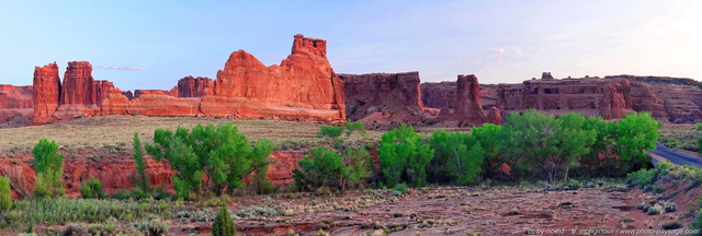 Paysage de l'Ouest Américain dans le parc national de Arches (Utah)
Vue sur les falaises de The Organ (sur la gauche), et sur les Courthouse Towers.

Arches National Park, Utah, USA
Mots-clés: utah usa desert categ_ete photo_panoramique montagne_usa