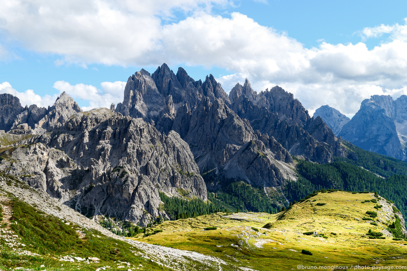 Paysage magnifique dans les Dolomites 
Vue à couper le souffle sur les montagnes depuis le sentier au nord des Trois Cimes du Lavadero, Dolomites, Italie
Mots-clés: Dolomites italie_autre categ_ete