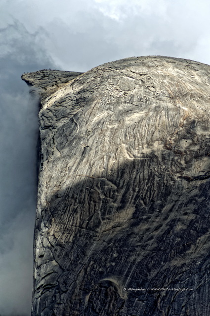 Perchés au sommet du Half Dome
Si vous n'avez pas le vertige, zoomez sur la version HD de l'image : vous pourrez y distinguer, sur le surplomb en haut de la falaise, les randonneurs qui ont gravi le sommet du Half Dome. Ils sont juste situés à  1440m au-dessus de la vallée...  Photo prise depuis Glacier Point au 300mm.
Parc National de Yosemite, Californie, USA
Mots-clés: californie yosemite USA categ_ete montagne_usa cadrage_vertical