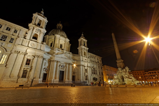 La Place Navone : la chapelle Sainte Agnès en Agone, la Fontaine des Quatre Fleuves et son obélisque
Piazza Navona, Rome, Italie
Mots-clés: rome italie rome_by_night categ_fontaine monument lampadaires nuit obelisque eglise