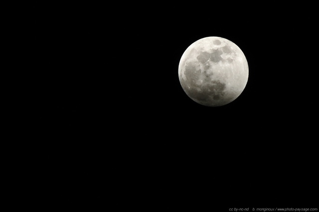 Pleine Lune - avant l'éclipse
La Pleine Lune photographiée juste avant
 le début de l'éclipse lunaire (Mars 2007). 
Sur le bas de l'image on peut déjà  voir 
l'ombre de la Terre qui commence à  
recouvrir l'astre de la nuit. Dommage 
que la météo ne m'aie ce soir là  pas 
permis d'observer la suite de l'éclipse... ;)
Mots-clés: ciel nuit lune clair_de_lune pleine_lune
