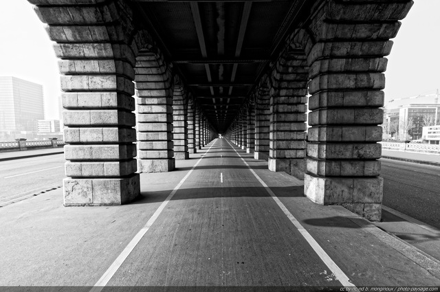 Pont de Bercy,  la piste cyclable sous le métro aérien
Paris, France
Mots-clés: paris noir_et_blanc