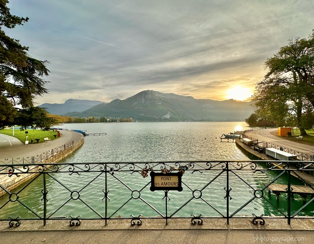 Annecy : le pont des amours
Haute-Savoie 
Mots-clés: Categorielac categoriepont aube