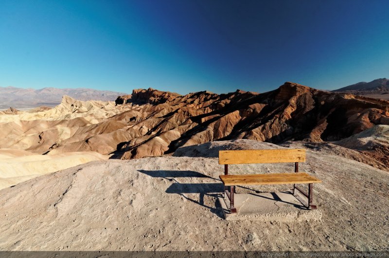 Qui peut vouloir rester assis sur ce banc sachant que le thermomètre frôle déjà les 40°C à 7h du matin ?
Zabriskie Point, Death Valley National Park,  Californie, USA
Mots-clés: californie usa etats-unis desert vallee_de_la_mort Zabriskie_Point banc