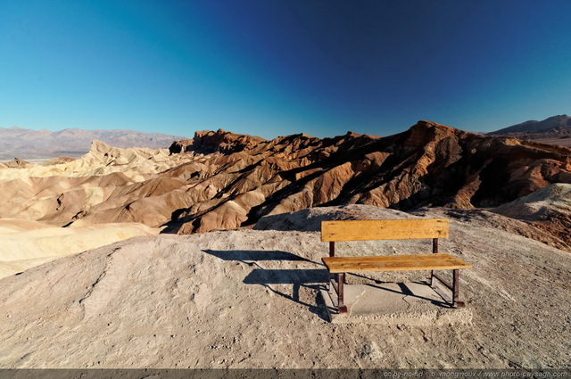 Qui peut vouloir rester assis sur ce banc sachant que le thermomètre frôle déjà  les 40Â°C à  7h du matin ?
Zabriskie Point, Death Valley National Park,  Californie, USA
Mots-clés: californie usa etats-unis desert vallee_de_la_mort Zabriskie_Point banc