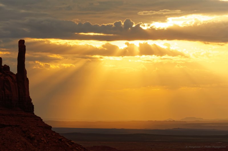 Rayons de soleil sur Monument Valley
Monument Valley (Navajo Tribal Park, Utah & Arizona), USA
Mots-clés: usa nature monument-valley arizona navajo lever_de_soleil contre-jour desert